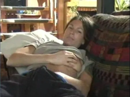 Dojrzała ciocia masturbuje się na sofie (WIDEO)