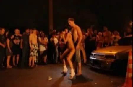 Striptiz w miejscu publicznym przed wyścigami samochodowymi (WIDEO)