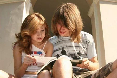 Młoda para rucha się w ciągu dnia w parku (ZDJĘCIA)