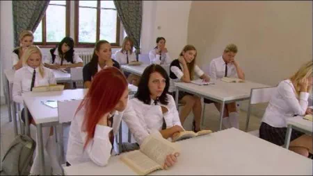 Uczennica zorganizowała gangbang w szatni (WIDEO)