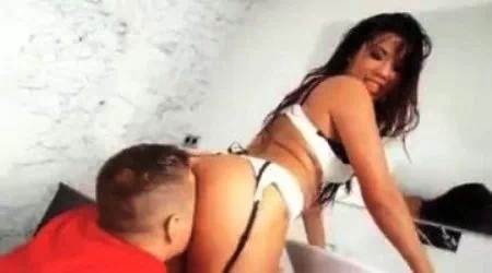 Ładna Japonka zostaje zerżnięta przez grubego kutasa (WIDEO)