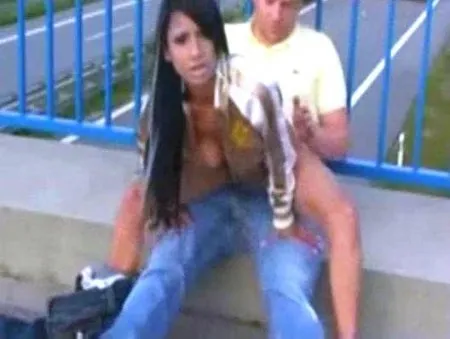 Dziki seks przy jezdni (WIDEO)