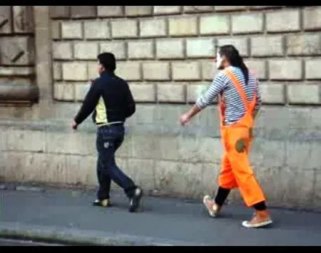 Zabawny klaun pogryziony przez psa (WIDEO)