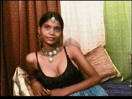 Cycata indyjska skromność z ciężko pracującą cipką (WIDEO)