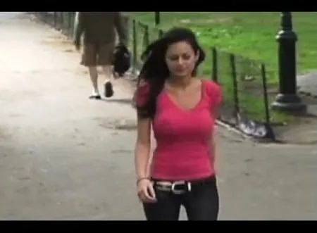 Piękność chodzi i potrząsa swoimi wspaniałymi kształtami ciała (WIDEO)