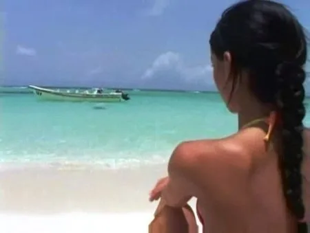 Marynarz pieprzy piękność w dupę na plaży (WIDEO)