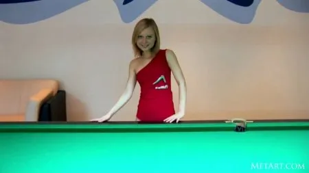 Młoda piękność w czerwonej sukience bez majtek (HD WIDEO)