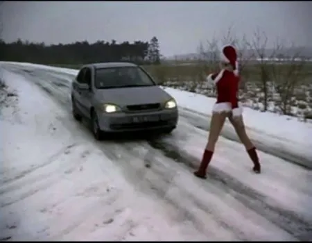 Snow Maiden robi loda zimą na autostradzie (WIDEO)