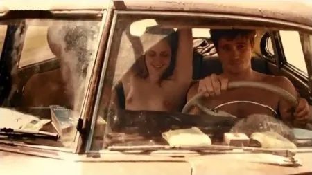 Kristen Stewart szarpie kutasy dwóch facetów (WIDEO)