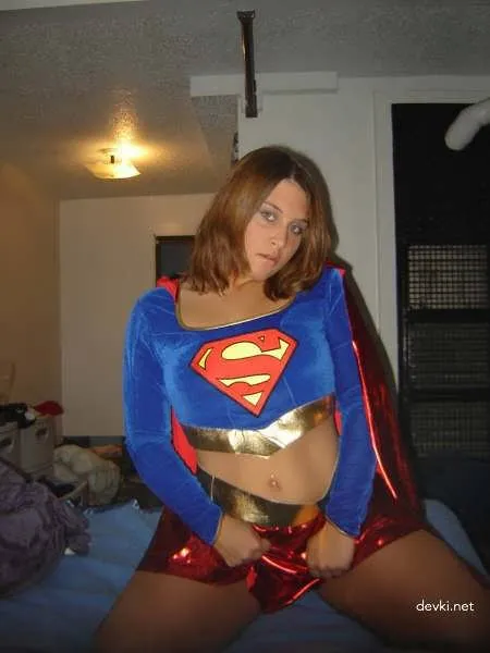 Super Girl nago i w różnych wariacjach (ZDJĘCIA)