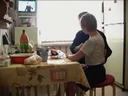 Właściciel flirtuje z młodą lokatorką w kuchni (WIDEO)