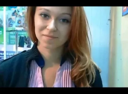 Sprzedawca w sklepie z telefonami komórkowymi masturbuje się w pracy (WIDEO)