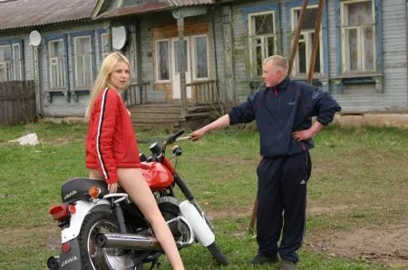 Pierwsza piękność w wiosce rozebrała się publicznie (ZDJĘCIA)