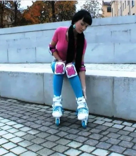 Dziewczyna na rolkach zerżnięta we wszystkie otwory (HD WIDEO)