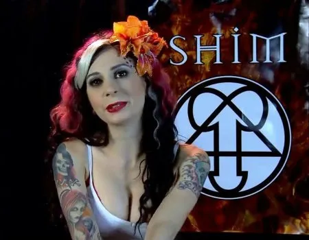 Ładna gotka pieprzy się we wszystkich otworach (HD WIDEO)