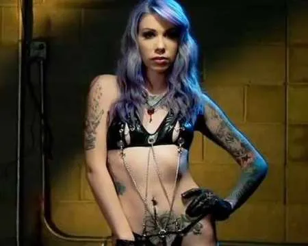 Emo dziewczyna w tatuażach połyka kutasa pochwą (HD WIDEO)