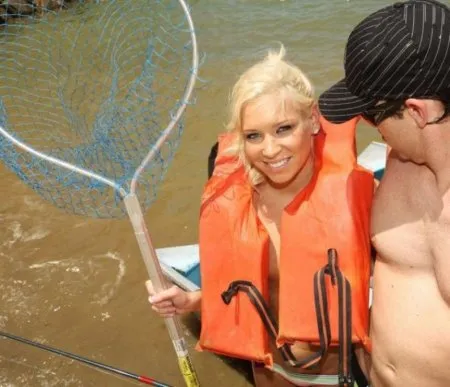 Instruktor wędkarstwa pieprzy turystkę na łodzi (ZDJĘCIA)