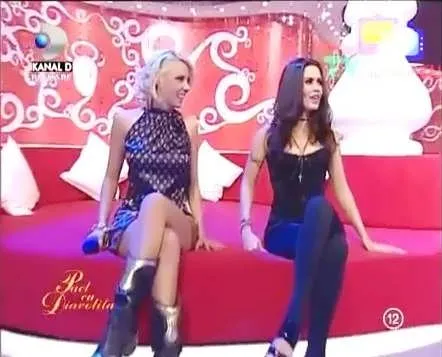 Blondynka rozłożyła nogi w kawiarni na oczach emerytów (WIDEO)