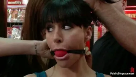 Testujemy dildo na dziewczynie przy kasie (HD WIDEO)