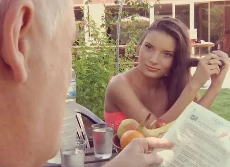 Siostrzenica testuje starego kutasa swojego wujka (HD WIDEO)