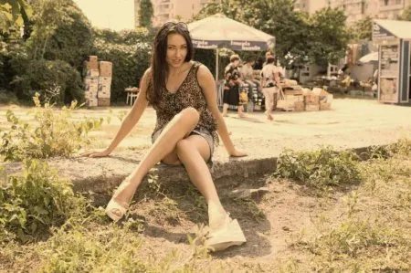 Ekshibicjonistka spaceruje po dzielnicy Kijowa bez bielizny (ZDJĘCIA)