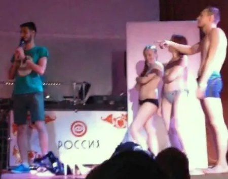 Dziewczyny zdjęły majtki za skrzynkę wody gazowanej (WIDEO)