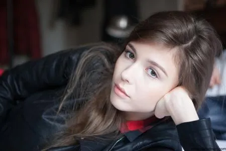 Mila Azul uwalnia duże cycki z przezroczystego stroju (FOTO)