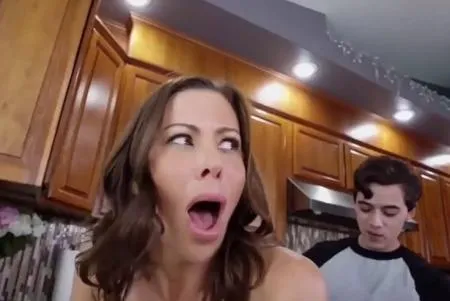 Soczysta macocha nie wytrzymała widoku penisa pasierba (WIDEO)