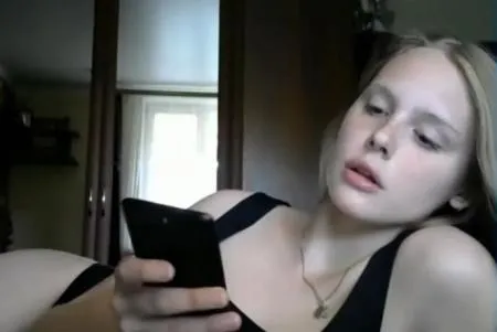 Młoda drag queen dziewczyna szarpanie kutasa na seks czacie (WIDEO)