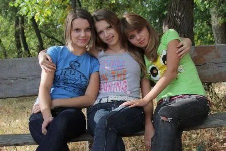 Trzy młode koleżanki kompletnie rozebrane w parku (FOTO)