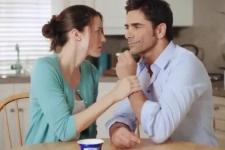 Sekretarka przypadkowo skserowała jej krocze (WIDEO)