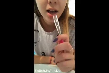 Dziewczyna zamknęła się w łazience, żeby wariować w peryskopie (WIDEO)