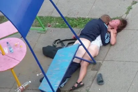 Seks w zatłoczonym miejscu pijanej pary (WIDEO)