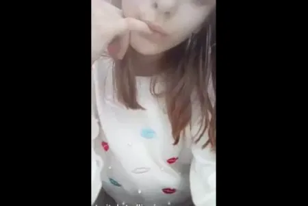 Licealistka pokazuje swoje wdzięki w peryskopie (WIDEO)