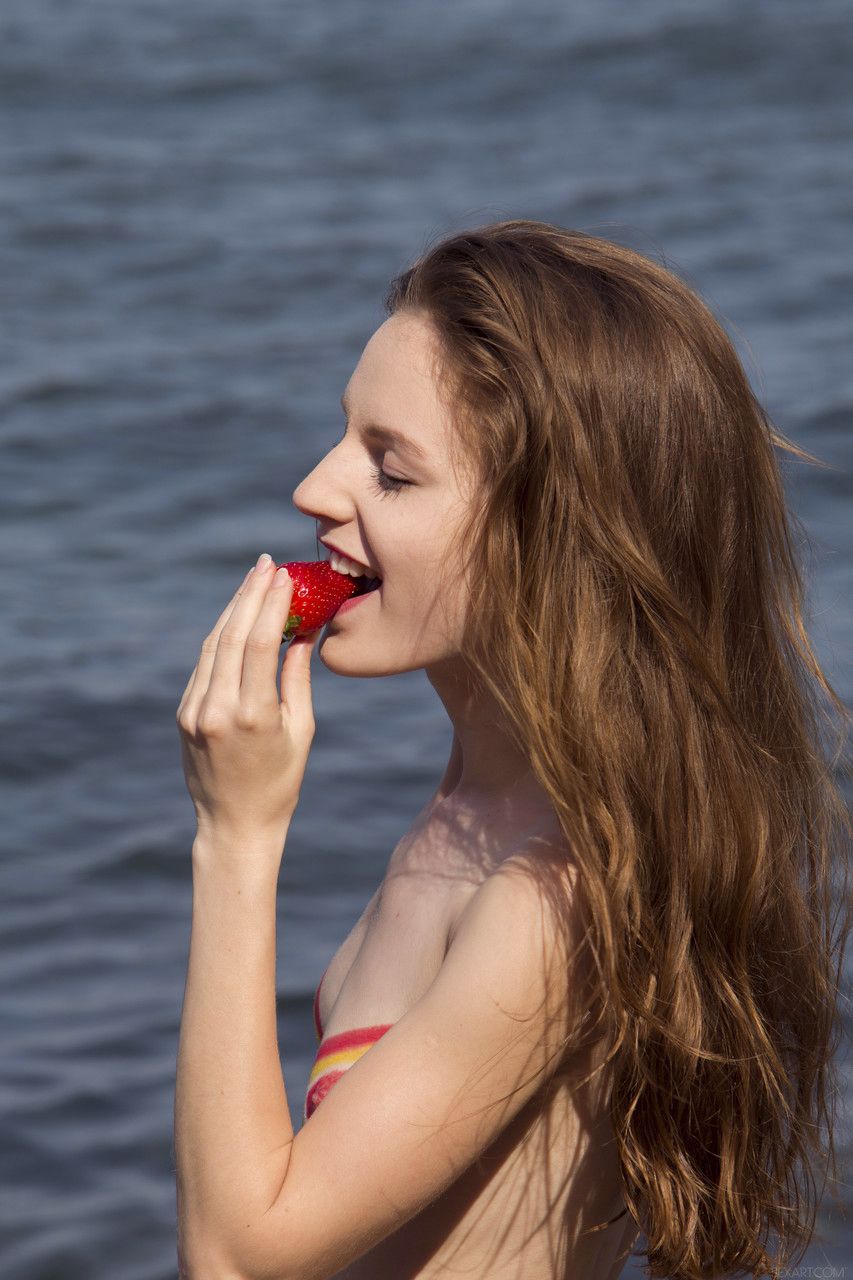 Sofi Shane masturbuje się w malowanym bikini na plaży (ZDJĘCIA) | Dziennik  Pornomaniaka (18+)