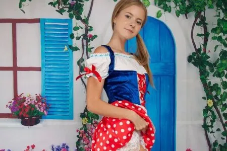 Dziewczyna zdjęła kostium Królewny Śnieżki żeby pokazać swoje dziurki (ZDJĘCIA)