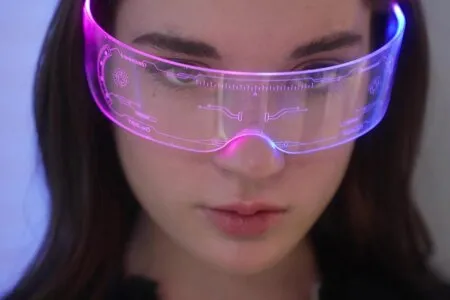 Piękność w okularach wirtualnej rzeczywistości w świecie potrójnej przyjemności (WIDEO)