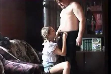 Ojczym w tajemnicy rucha pasierbicę i ona to lubi (WIDEO)