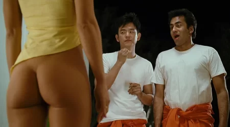 Impreza z na wpół rozebranymi dziewczynami bez majtek (WIDEO)